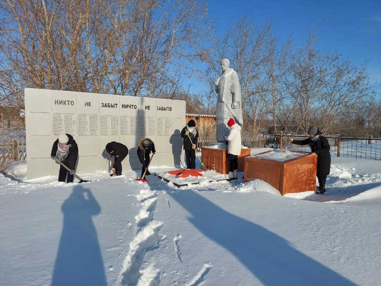 Уборка памятника воинам-односельчанам, погибшим в годы ВОВ.