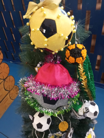 Конкурс на лучшее украшение для новогодней елки на футбольную тематику «Футбольная елка».